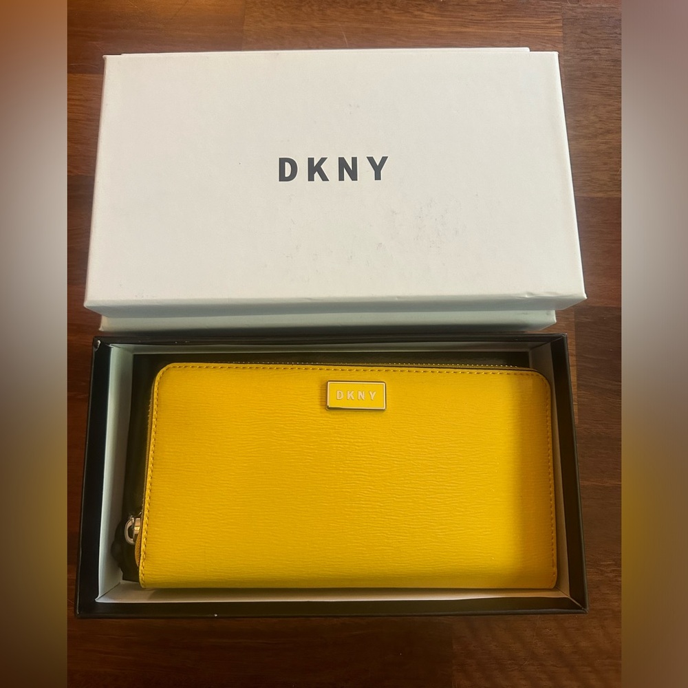 DKNY PATENT SUTTON LARGR ZIP BILLFOLD YELLOW